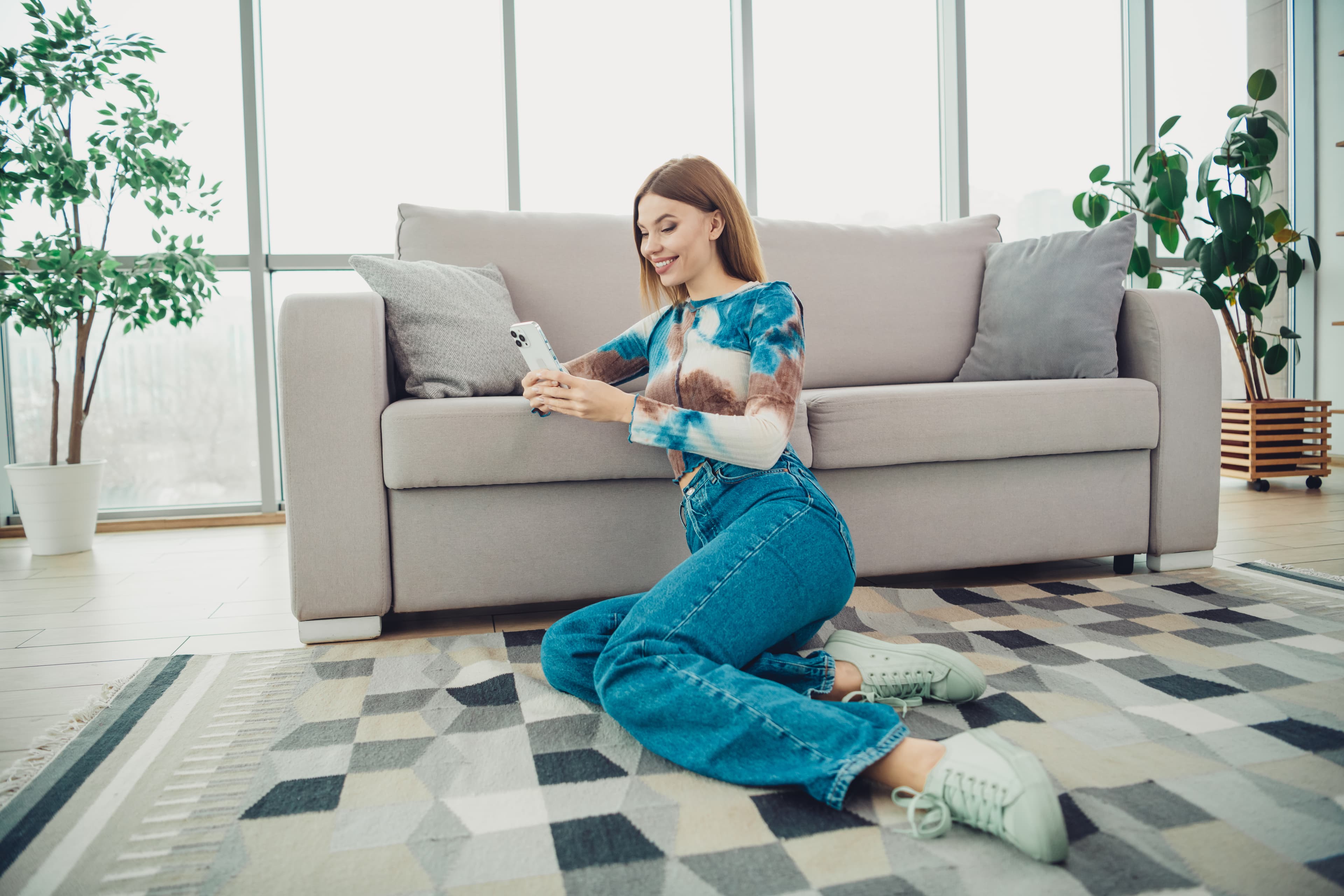 Donna usa tablet a casa